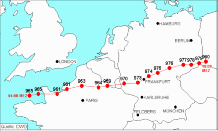 Abbildung 2: Zugbahnkarte des Orkans Lothar. Abgebildet ist in stündlichen Abständen, beginnend um 04 Uhr MEZ, die Position des Tiefkerns (rote Punkte) und der dazugehörige Kerndruck. 