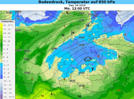 Luftdruck auf Meereshöhe für den 9.12. um 12:00 UTC (schwarze Linien) sowie Temperatur auf 850 hPa (in Farbe). Der Alpenraum lag heute zwischen einem kräftigen Hoch mit Kern über Schottland und einem umfangreichen Tief über Norditalien. 