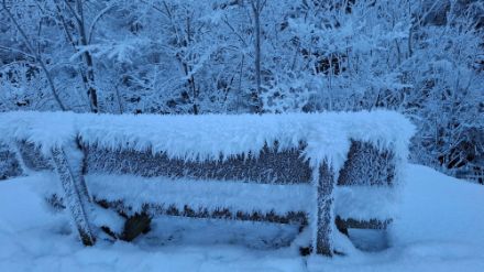 Auch eine schöne Seite von Kaltluftseen: Bei Gündlischwand (BE) bleibt in dieser Jahreszeit die Sonne wegen der steil aufragenden Bergen meist verborgen.  Bei ruhigem Wetter bleibt dort die Kälte unbehelligt und der Winter kann seine Fähigkeiten als Aussendekorateur beweisen. 