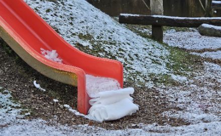 Egal ob mit Schneefall oder gefrierendem Regen – kommen Sie heute Abend und in der kommenden Nacht nicht ins Rutschen. Bild: C. Hayoz