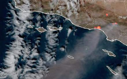 GOES-18-Satellitenbild der Brände von Palisades, Lidia und Eaton in der Gegend von Los Angeles am 7. Januar 2025 um 21:51 UTC .