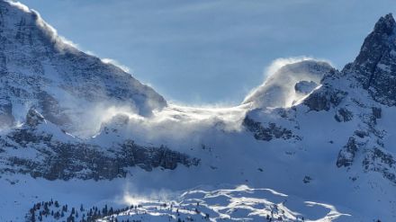 Schneefahnen auf den Bergen bei Mürren BE deuteten bereits gestern auf den stürmisch auffrischenden Südwestwind hin. Bild: Meteomeldungen/App