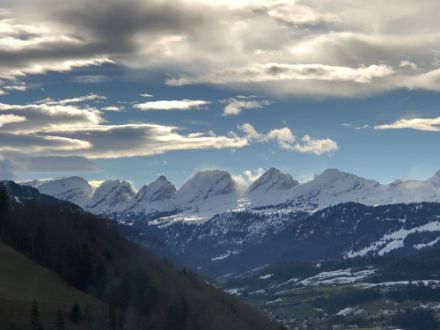 Föhnfenster über den Churfirsten am Montagvormittag. Bild: Meteomeldungen/App