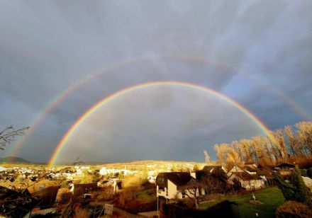 Doppelter Regenbogen am Montagmorgen in Therwil BL. Bild: Meteomeldungen/App