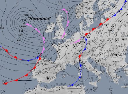 Bodenwetterkarte 7 Uhr, Isobaren und Fronten. Ein Tief über Norddeutschland lenkte vergangene Nacht eine Kaltfront zur Schweiz. Das Sturmtief "Herminia" über dem Atlantik verlagert sich nach Irland und führt ein weiteres Frontensystem zur Schweiz. 