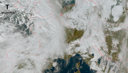 Satellitenbild um 13:30 Uhr: Nahezu wolkenfreie Zone über weiten Teilen der Schweiz am frühen Nachmittag zwischen den beiden Tiefdruckgebieten. 