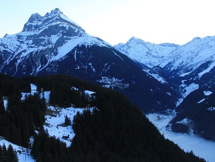 Auch im Urner Reusstal drang der Nebel heute weit südwärts vor, nämlich bis in den Raum Gurtnellen, was bei einer Obergrenze des Nebels von 700 Metern auch nicht immer der Fall ist.