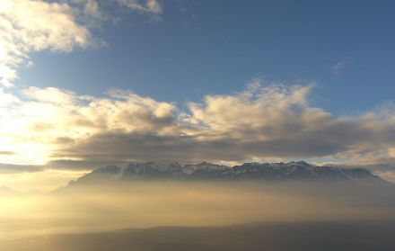 In Chexbres am Genfersee machte sich die Störung am Morgen nur durch einige Wolkenfelder bemerkbar.