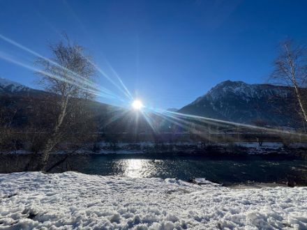 Im Wallis spürte von der Störung praktisch nichts, so auch hier in Naters, wo der Himmel wolkenfrei blieb.
