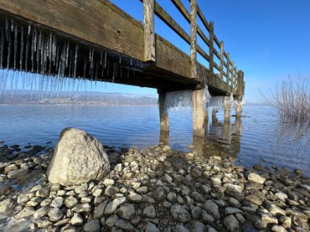 Steg mit Eiszapfen an der Unterseite