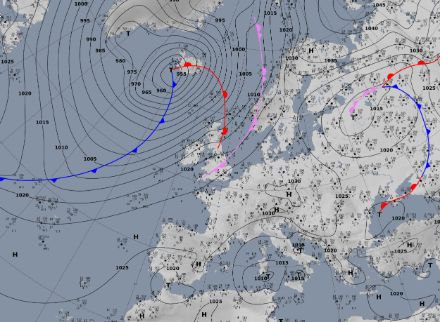 Abbildung 1: Frontenanalyse und Bodendruck am 3.2. um 06:00 UTC. Ein umfangreiches und recht kräftiges Hochdruckgebiet mit Zentrum über Polen und Tschechien bestimmt das Wetter in der Schweiz. 