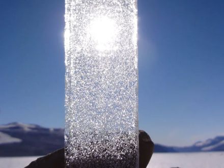 Abbildung 2: Luftblasen in einem Eisbohrkern aus der Antarktis: Das Eis ist bis zu 24.000 Jahre alt.