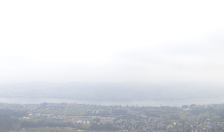 Auf der Felsenegg (Üetliberg bei Zürich) dominierte heute am Vormittag das Wolkengrau der hochnebelartigen Bewölkung. 