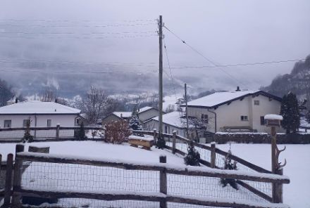 Auch in Olivone im hinteren Bleniotal lag heute am Morgen eine wenige Zentimeter mächtige Schneedecke. Allerdings ging dort der Schneefall im Tagesverlauf in Regen über, wobei aber die Niederschlagsintensität nur noch gering war.