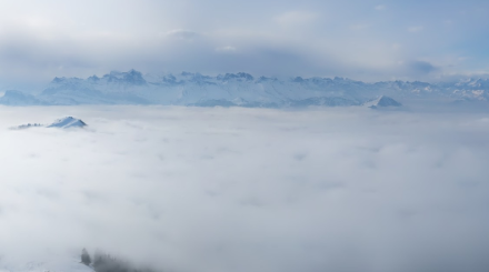 Auf der Rigi konnte man heute sowohl die hochnebelartige Bewölkung, welche eine Obergenze von 1700 Meter hatte, als auch die aus Süden abgeschwemmten hohen und mittelhohen Wolkenfelder beobachten.