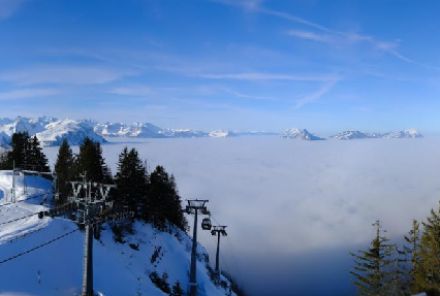 Blick von einer sonnigen Bergstation auf das Nebelmeer über dem Mittelland