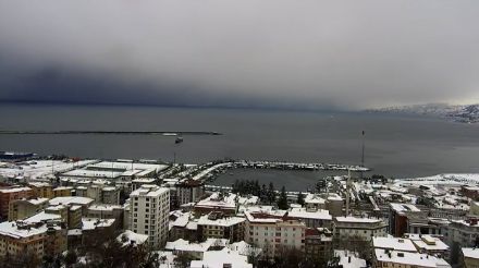 Aufziehender Schneeschauer in Rize im Nordosten der Türkei. Quelle: https://www.canlimobeseizle.com/rize-kale-canli-izle-mobese