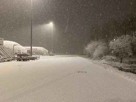 Am Flughafen Zürich-Kloten sah es heute am frühen Morgen winterlich aus.