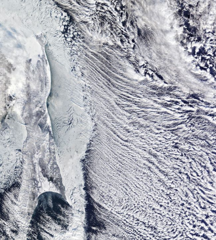Wolkenstrassen über dem Ochotskischen Meer in Russland am 28. Dezember 2023. Der Wind wehte aus Nordwesten.