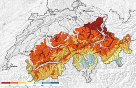 Aktuelle Schneehöhe im Vergleich mit dem langjährigen Mittelwert, basierend auf manuellen Messungen und automatischen Messstationen von SLF und MeteoSchweiz.