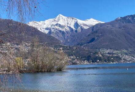 Doch kurze Zeit später war die Bewölkung zumindest vorübergehend fast vollständig verschwunden, wie auf dem Bild bei Locarno klar erkennbar ist.