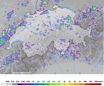 Am Nachmittag jedoch bildeten sich besonders am östlichen Alpennordhang einige Schauer, wie das Radarbild von 14:20 UTC zeigt. Die Legende unten zeigt die Niederschlagsintensität [mm/h] an.