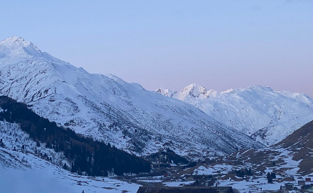 Wie vielerorts nördlich des Alpenhauptkammes begann der Tag auch im Urserental praktisch wolkenlos.