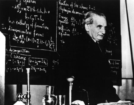 Theodore von Kármán an einem Vortrag im Jahr 1950.
