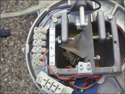 Abb.1: Niederschlagswippe eines Lambrecht-Regenmessers inkl. eines für die Funktionsweise eher hinderlichen Bewohners.
