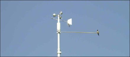Abb.4:  Windmesser der Firma Lambrecht mit Windfahne, Anemometer und Schwalbe.