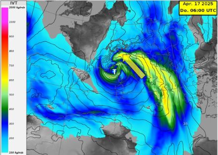 Integrierter Wasserdampftransport vom IFS-Modell am 17 April um 06 UTC. Tief "Hans" verstärkt sich in der kommenden Nacht über dem Golf von Genua.