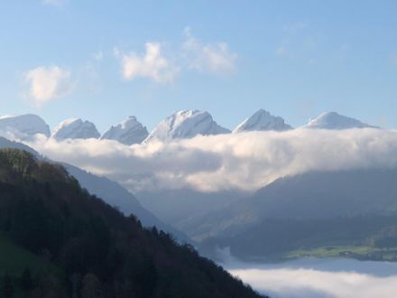 Im Toggenburg konnte sich der Hochnebel nicht überall ausbreiten, dafür lag am Morgen etwas Bodennebel im Tal. In der nächsten Woche sind hier dann vor allem Quellwolken zu sehen. Foto aus Neu St. Johann mit Blick zu den Churfirsten.