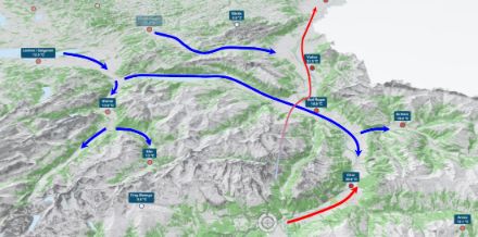 Schematische Darstellung der einfliessenden Kaltluft (blaue Pfeile) und der vom Föhn beeinflussten Regionen (rote Pfeile) und der Temperaturen heute um 13.10 Uhr MESZ. 