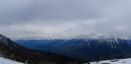 Bei Jeizinen im Zentralwallis war der Himmel um die Mittagszeit von kompakter Schichtbewölkung überzogen. Am Abend lockerte sich dort die Bewölkung wieder auf.