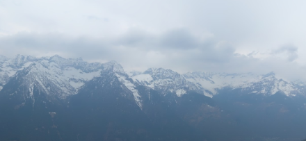 In der Leventina zeigten sich am Nachmittag nicht nur hohe Wolkenfelder, es bildete sich im Tagesverlauf auch im Höhenbereich zwischen 2500 und 3000 Metern vermehrt Bewölkung. Dies erinnerte daran, dass sich bald ein Südstau ausbilden wird. 
