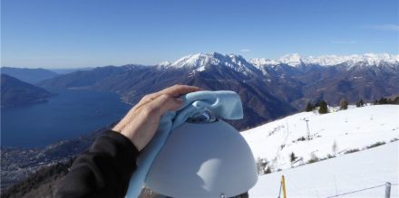 Reinigung des Pyranometers CM21, ein Messgerät für die Globalstrahlung, mit einem Mikrofasertuch. Fantastisches Panorama inklusive. (Bild: N. Gobbi)
