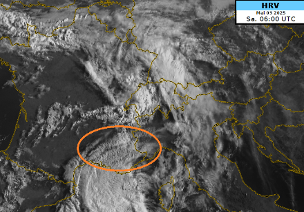 Der Saharastaub war am Samstagvormittag gut auf dem Satellitenbild (HRV 8 Uhr Lokalzeit) anhand der typischen orangenhautähnlichen Struktur erkennbar (-> orange Ellipse). 