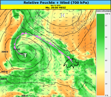 Zu sehen ist das Feuchtefeld (feucht grün & trocken orange), das Geopotenzialfeld und die Windrichtung (Pfeile) in 700 hPa. Eingezeichnet ist eine Okklusionsfront (rosa), ausgehend von einem Tief über der Biskaya.