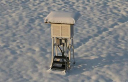 Wetterhütte (auch Stevenson-Hütte genannt) der Messstation Genève / Cointrin, die insbesondere zur Temperaturmessung verwendet wurde. Dieser Hüttentyp wird heute nicht mehr verwendet. 