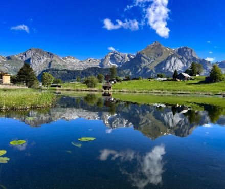 See, Berge im Hintergrund und gespiegelt im See