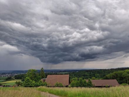 Wechselhaftes Schauerwetter am 20. Mai bei Dielsdorf ZH. Bild: Meteomeldungen/App