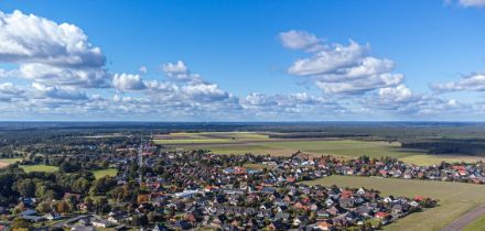 Blick über das Norddeutsche Tiefland über die Gemeinde Sassenburg, Ortsteil Grussendorf, in Richtung Nordwesten. 