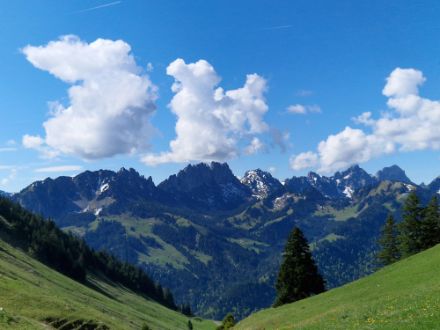 Quellwolken über dem Jaunpass, aufgenommen am 11. Mai 2025. 