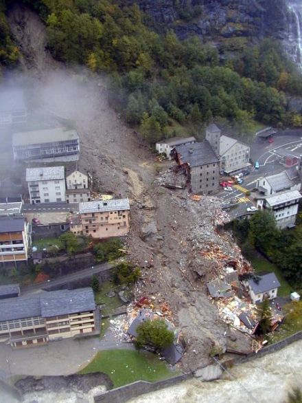 Hangmure von Gondo vom Oktober 2000, welche 1/3 des Dorfes zerstörte.