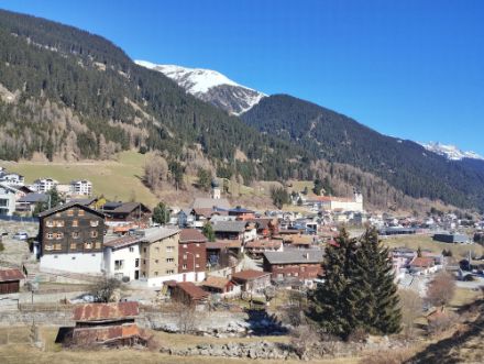 In den Alpen ist es bei antizyklonaler Südostlage meist sonnig, wie beispielsweise am 5. März 2025 in Disentis.