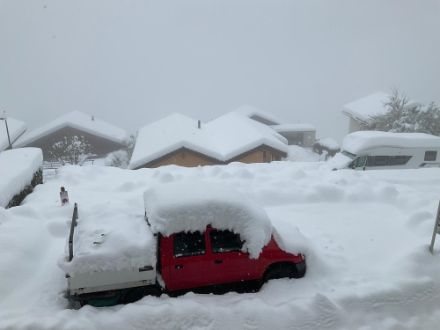Die Südostlage vom 16. April 2025 brachte dem Wallis viel Neuschnee, wie hier das Bild, welche bei Hérémence aufgenommen wurde, eindrücklich beweist.