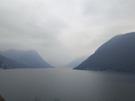 Hochdruckbestimmte Südostlangen haben auf der Alpensüdseite nicht selten hochnebelartige Bewölkung zur Folge, wie das Bild, welches am 17. Februar 2025 bei Lugano aufgenommen wurde, klar beweist.