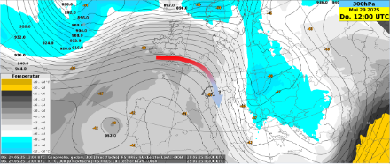 Geopotential [gpdm, Isolinien] und Temperatur [°C, farbige Flächen] über Europa gemäss dem Europäischen Modell heute, den 29. Mai 2025, 12 UTC.  Über der Schweiz herrschen starke nördliche bis nordwestliche Winde vor (mit dem Pfeil dargestellt). Der Pfeil weist an der Spitze eine blaue Farbe auf, was bedeutet, dass dort die Luft mit -41 Grad relativ kalt ist. Der Beginn des Pfeils stromaufwärts weist eine rote Farbe auf, was zeigt, dass es dort mit -39 Grad relativ warm ist. Wärmere Temperaturen stromaufwärts bedeuten nichts anderes als Warmluftadvektion. Da bei Warmluftvorstössen die Luft meistens aufsteigt, können sich durch Kondensation Wolken bilden, wie das auch heute wieder der Fall war. Durch die grosse Höhe von fast 9000 Metern bilden sich bei Kondensation oft nur noch dünne Schleierwolken, auch Cirren genannt.