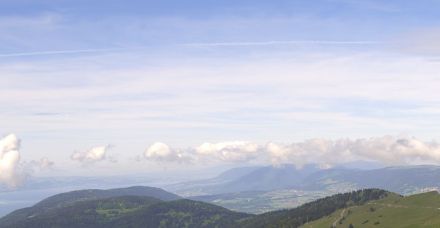 Auf dem Chasseral sah man am Vormittag neben dem Restgewölk (Cumuli) der gestrigen Störung auch die ausgedehnten Cirrenfelder in grosser Höhe.
