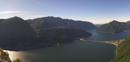 Auf dem Monte San Salvatore oberhalb von Lugano war es schon am Morgen wolkenlos, dies dank dem Nordföhn.  Die Luft war dabei sehr klar, so dass man am entfernten Horizont (rechts der Bildmitte) sogar den Apennin erkennen konnte.